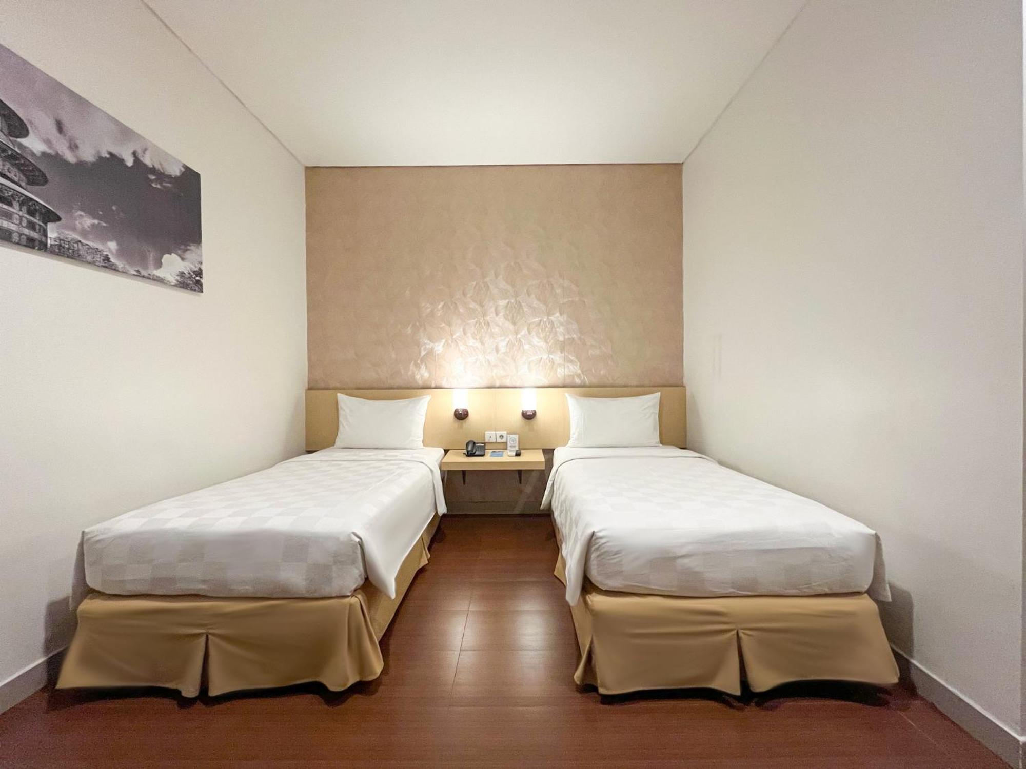 Hotel 88 Embong Malang Tunjungan Surabaya By Wh - Breakfast With The Best View On The Highest Floor And Strategic Location In The City Center Exterior foto