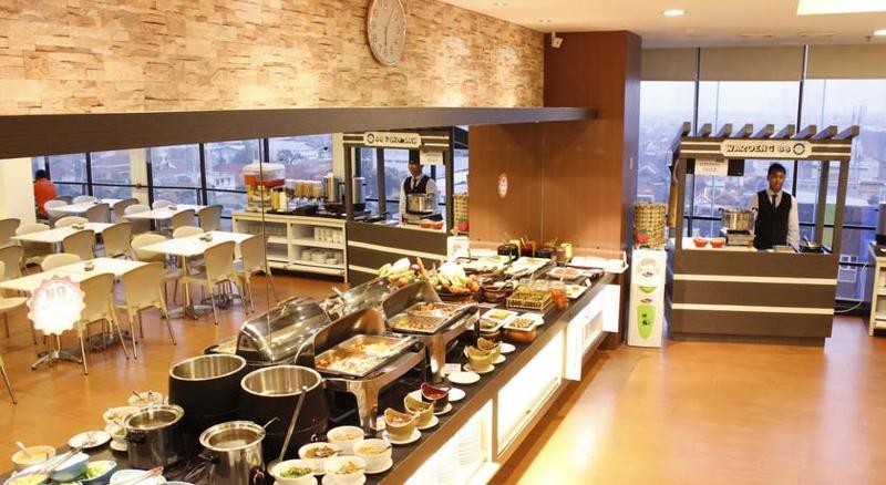 Hotel 88 Embong Malang Tunjungan Surabaya By Wh - Breakfast With The Best View On The Highest Floor And Strategic Location In The City Center Exterior foto