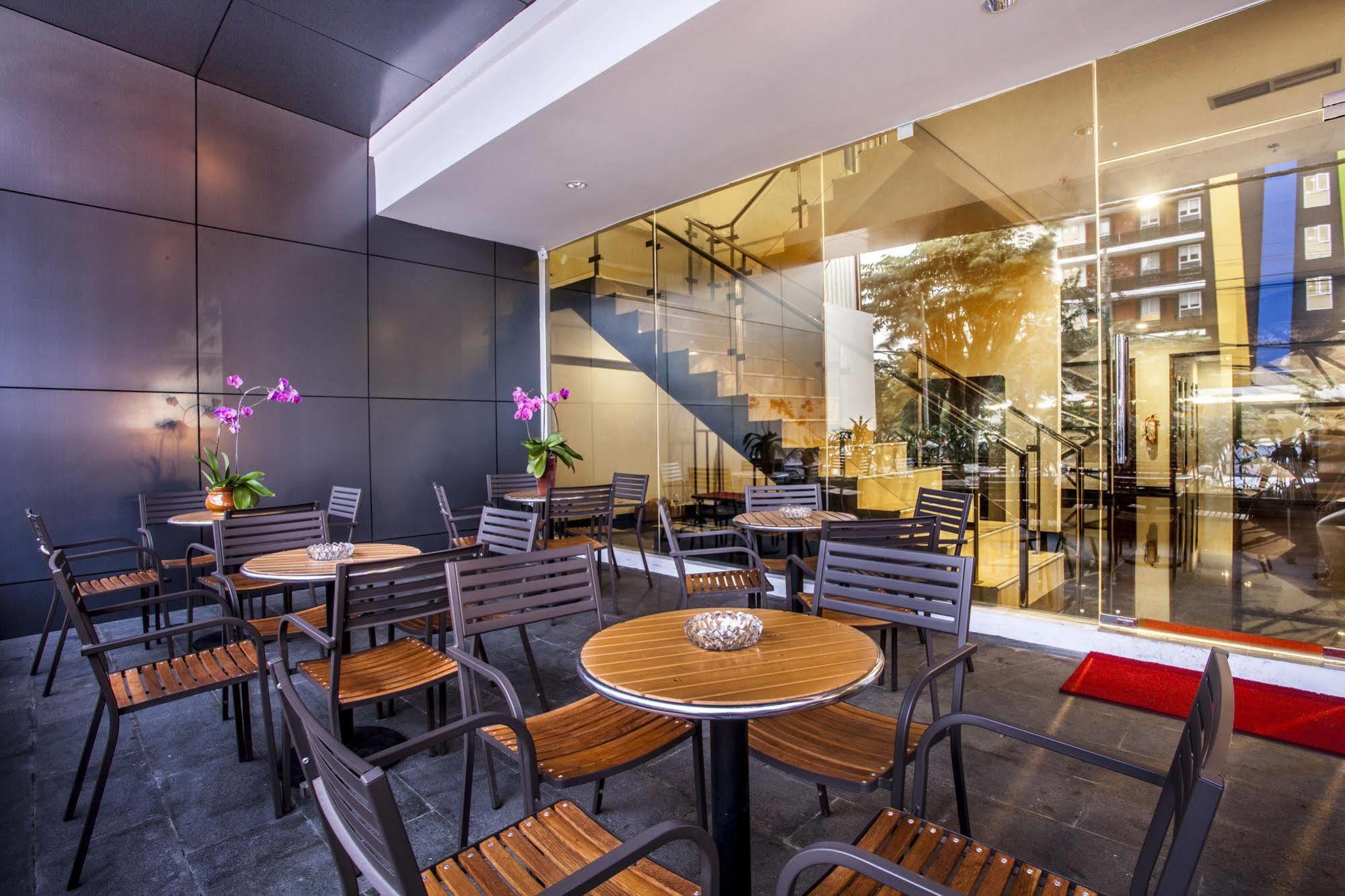 Hotel 88 Embong Malang Tunjungan Surabaya By Wh - Breakfast With The Best View On The Highest Floor And Strategic Location In The City Center Exterior foto