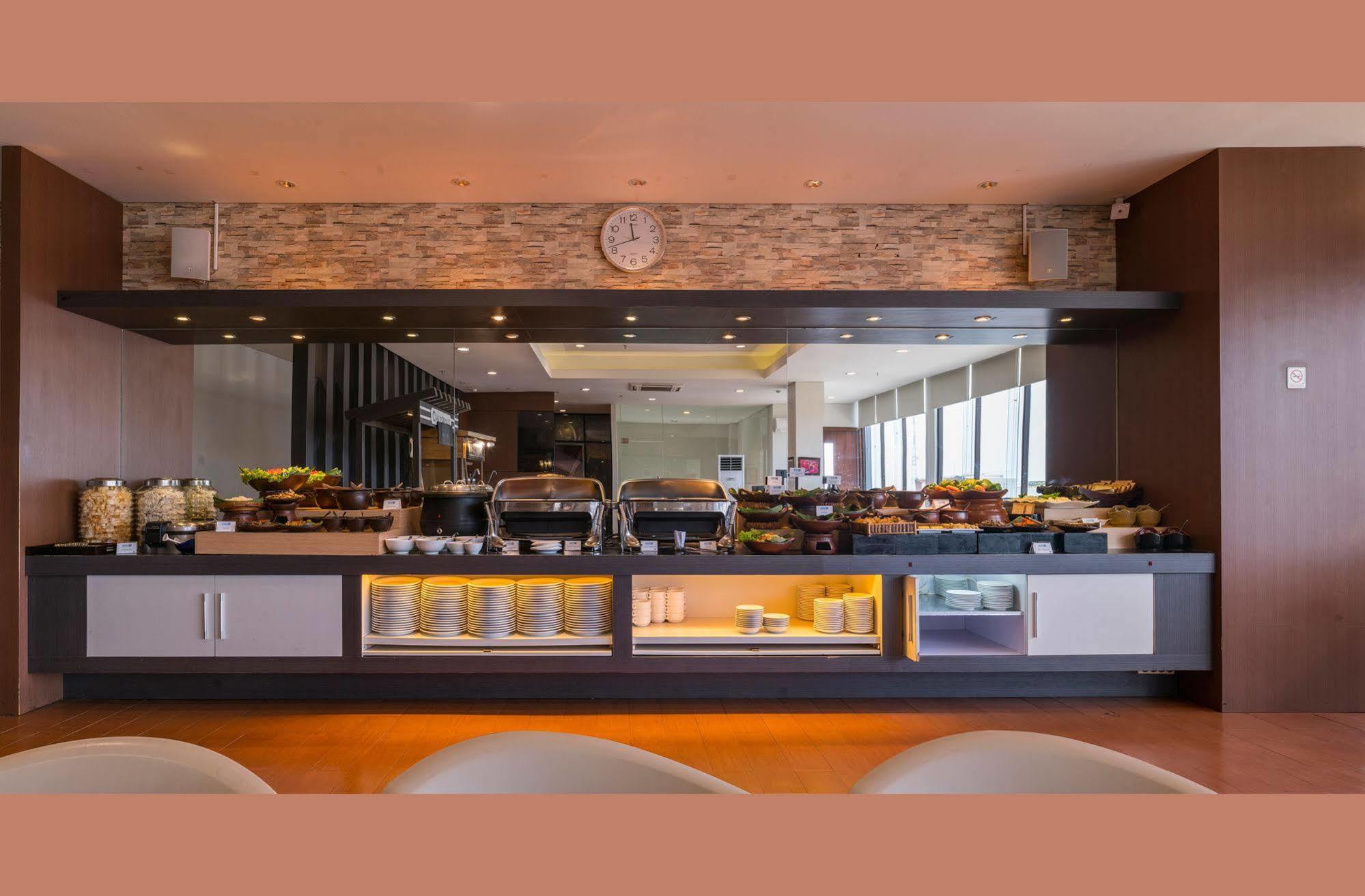 Hotel 88 Embong Malang Tunjungan Surabaya By Wh - Breakfast With The Best View On The Highest Floor And Strategic Location In The City Center Exterior foto